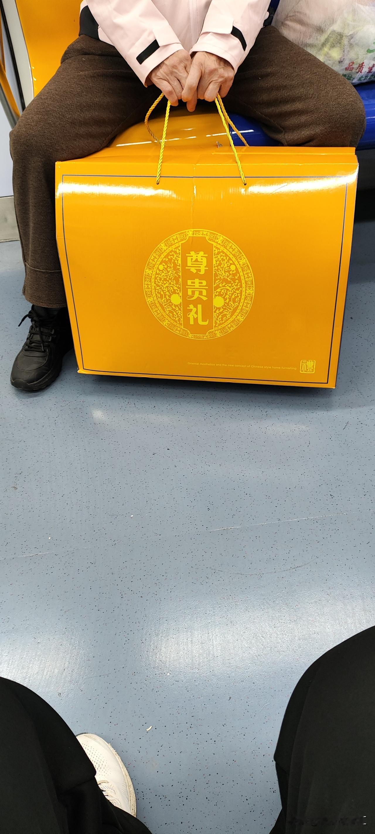 你们见过的最大的礼物是多大呢？装了多少东西呢？
你们看这个礼物。大不大？
目测得