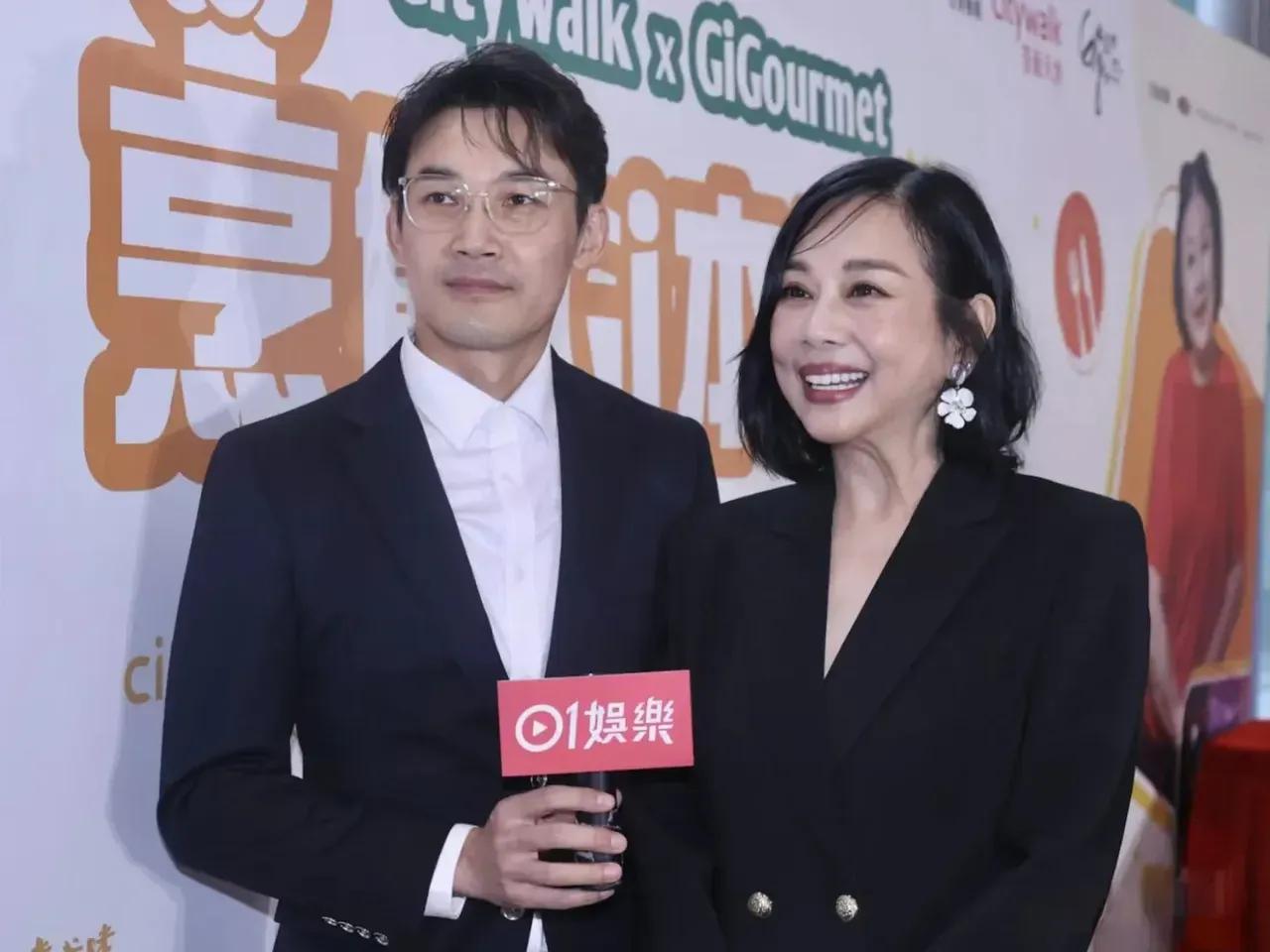 都说三十岁后女人比男人老得快，没想到她老公也老成这样了，明明小了快十岁，真是太出