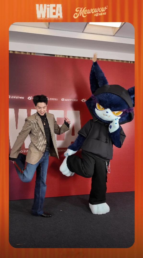 马群耀闯祸会传染 原来闯祸是会传染的 WIEA初见面就撞了头，立刻破冰，和喵做上