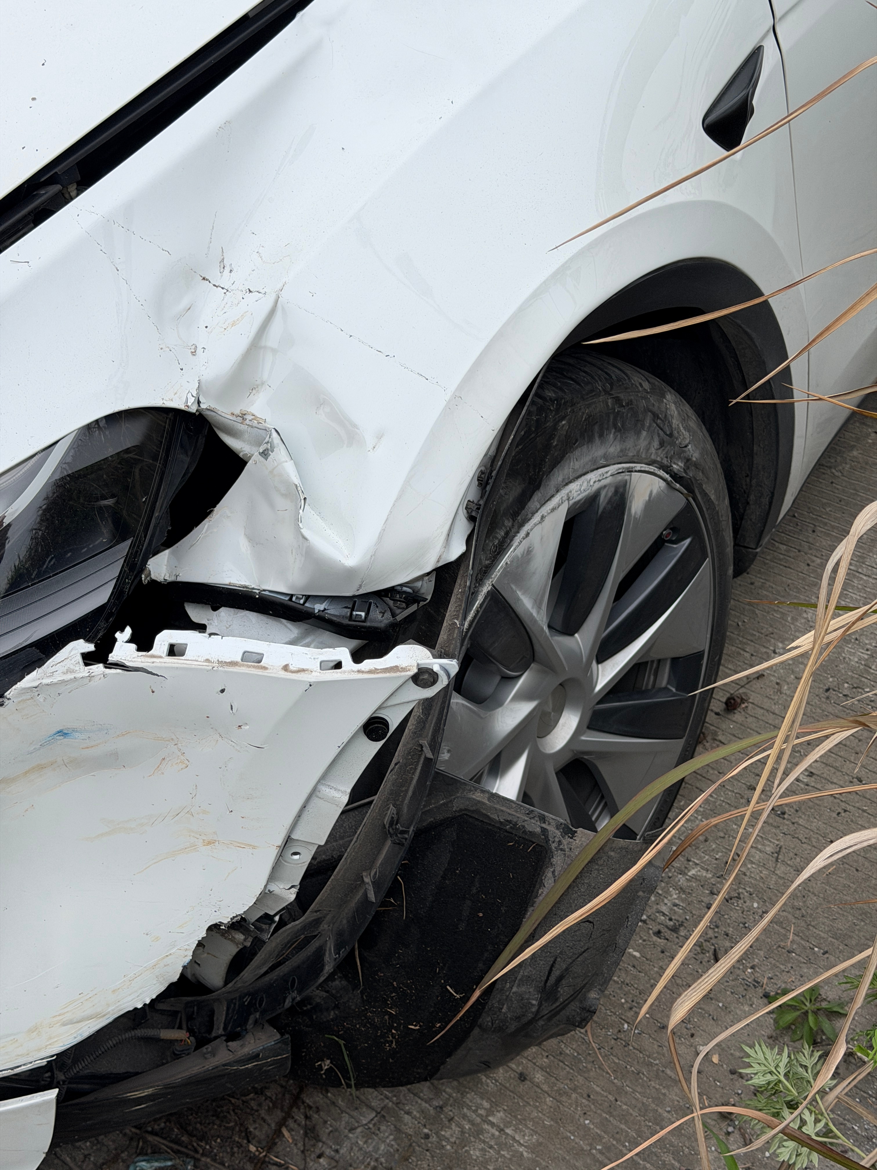 我朋友的MY起飞失败、撞上了护栏、维修4万多、现在这个车只值12万左右了、修车价