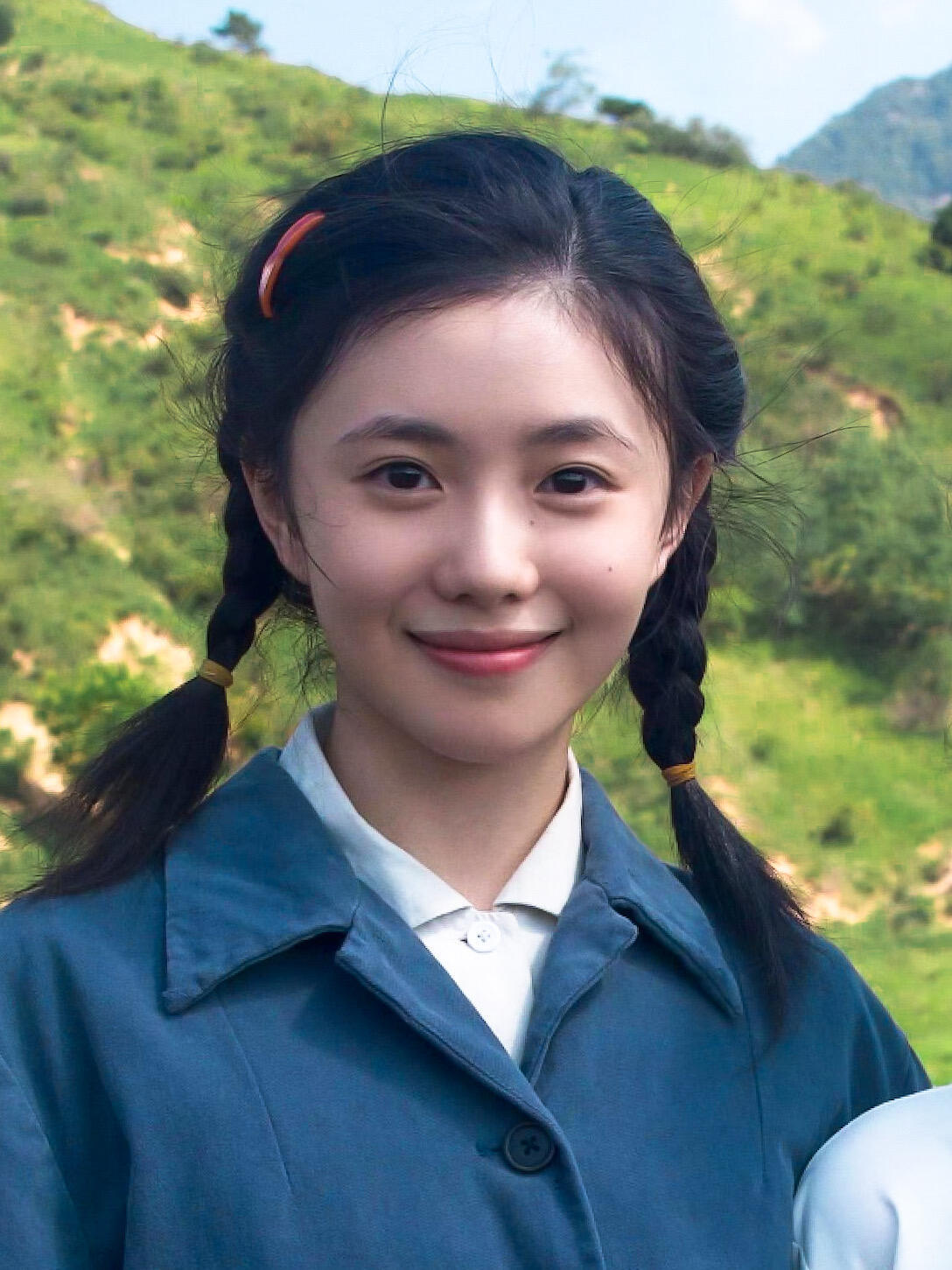 一张青草地混着泥土的气息的证件照🍃🍠：背着小率跑 