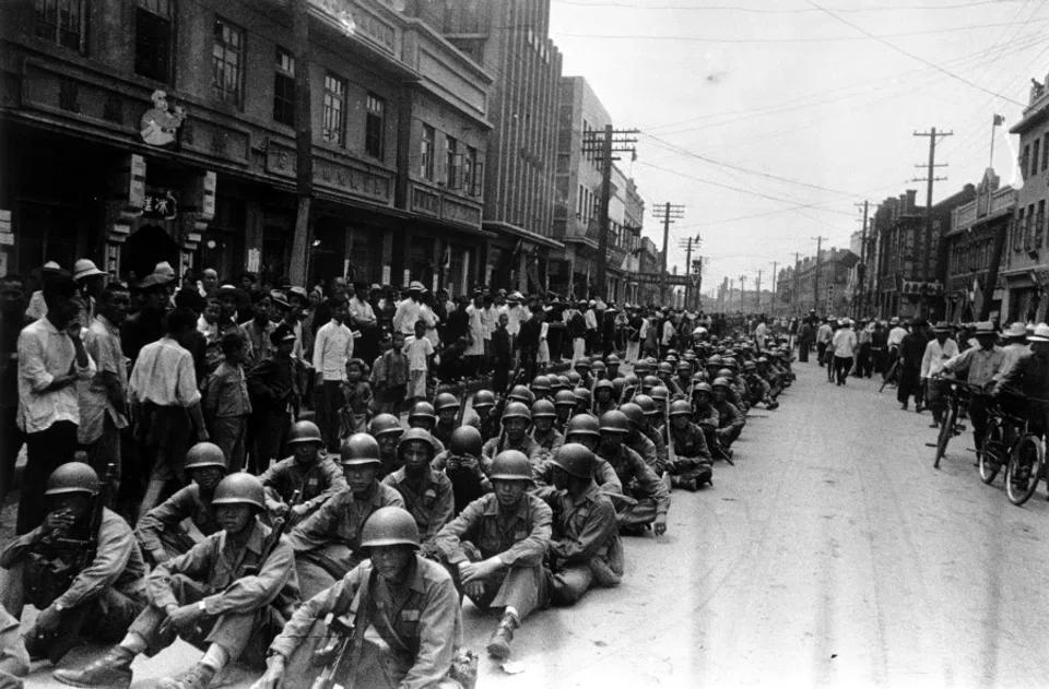 图片1是1946年4月，国民党新一军进入沈阳，士兵们坐在沈阳的街头。这支部队国民