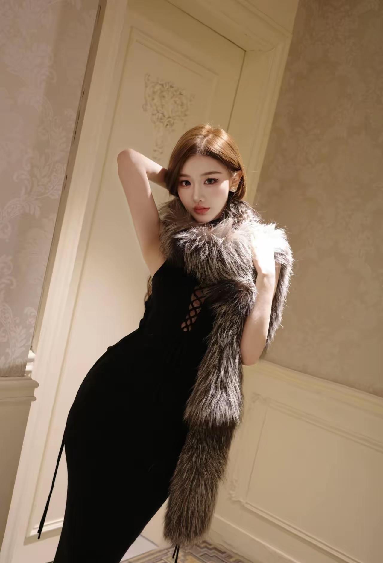 优雅黑裙搭配奢华毛皮，尽显时尚魅力！👗🧥✨