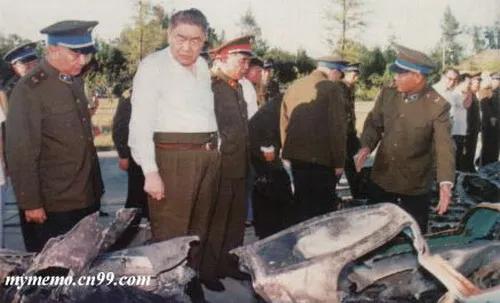 1987年，空军王海司令员陪同广州军区尤太忠司令员观看被我空军击落的越南空军米格