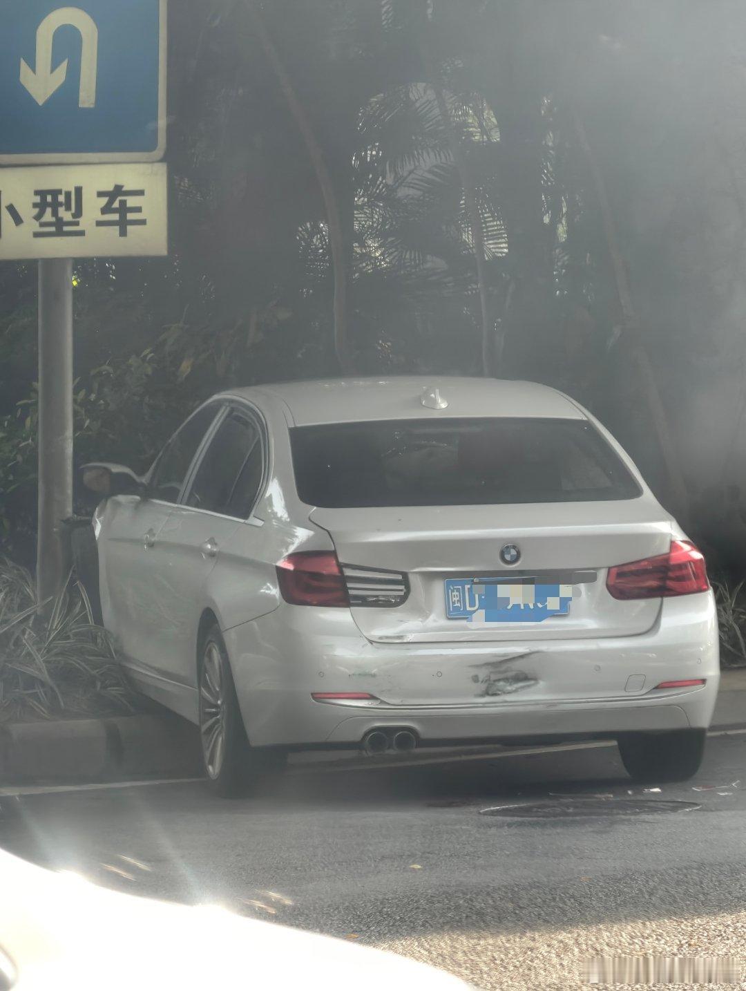 这3系在我店门口被追尾到绿化带里，看着有点惨 ​​​