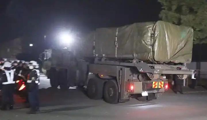 日本防卫大臣在记者会上彻底不言了。他直接点名中国，说日本政府部署那款12式陆基反