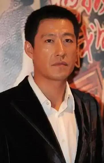 2010年的一天，于震抄起手边的凳子就砸到了怀孕妻子方柏霓的身上，哪怕躲避及时，