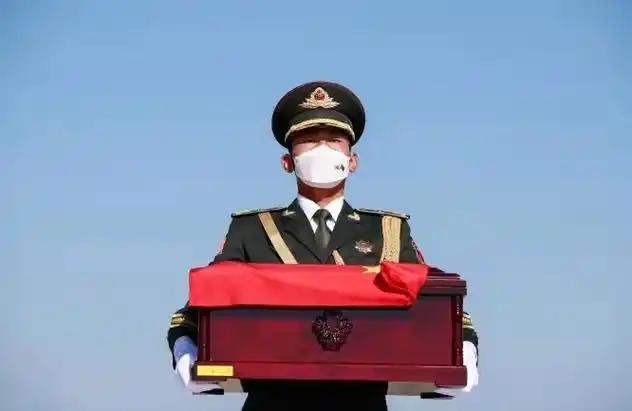 易中天——老天爷保佑你生在中国的今天！
到美国你活不过两篇！

20多年前，我听