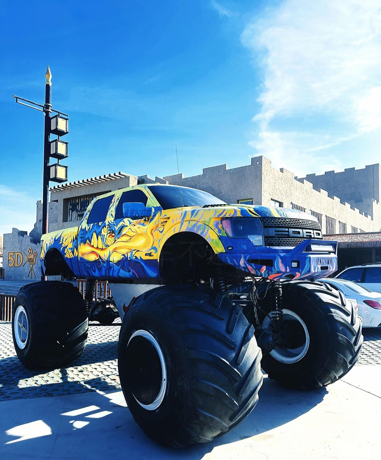 谁懂，亲眼见美式大脚车也太震撼了吧这台福特猛禽改的怪物大脚车，巨无霸轮胎+超吸睛