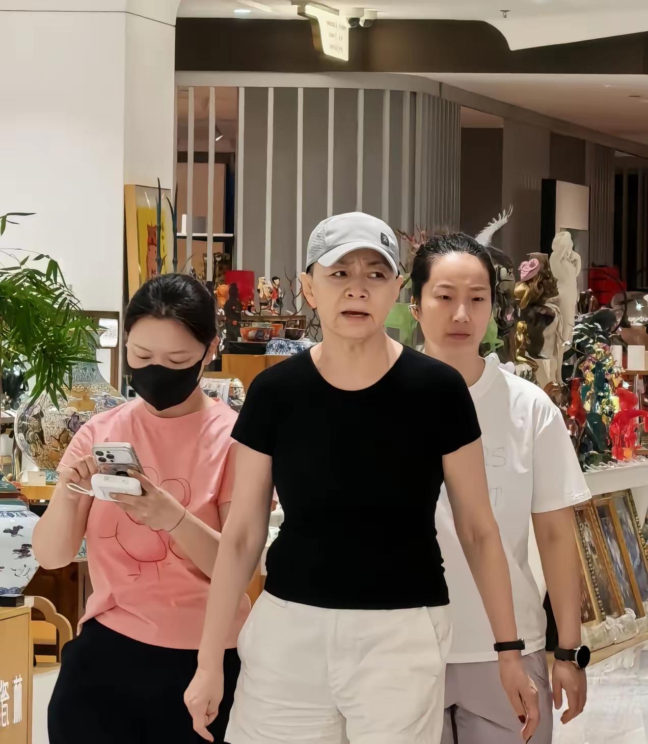 丹丹出行好像总爱戴帽子，是不满意自己的发型吗？