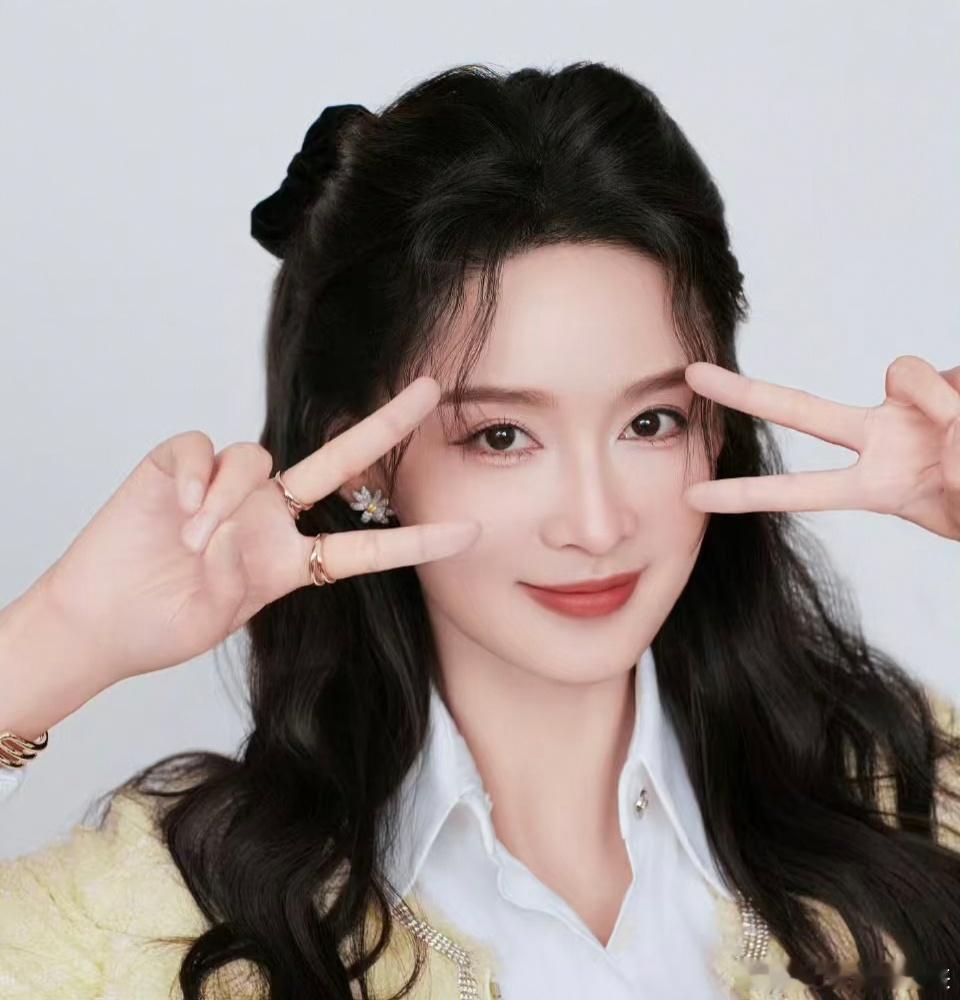 这个李沁眼里太有活了，泼水游戏环节姐姐直接拿起抹布擦起了桌子可还行，太干净利落了
