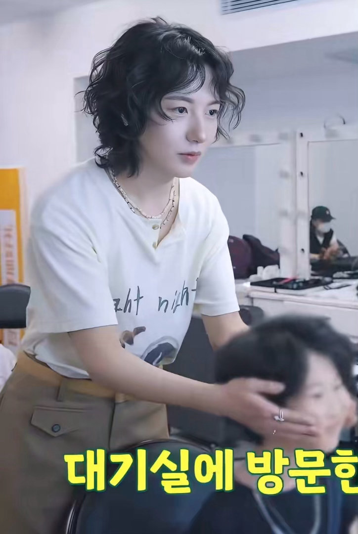 看这个造型感觉其实这么安静是因为不知道是莮是钕该叫哥哥还是叫姐姐。 ​​​