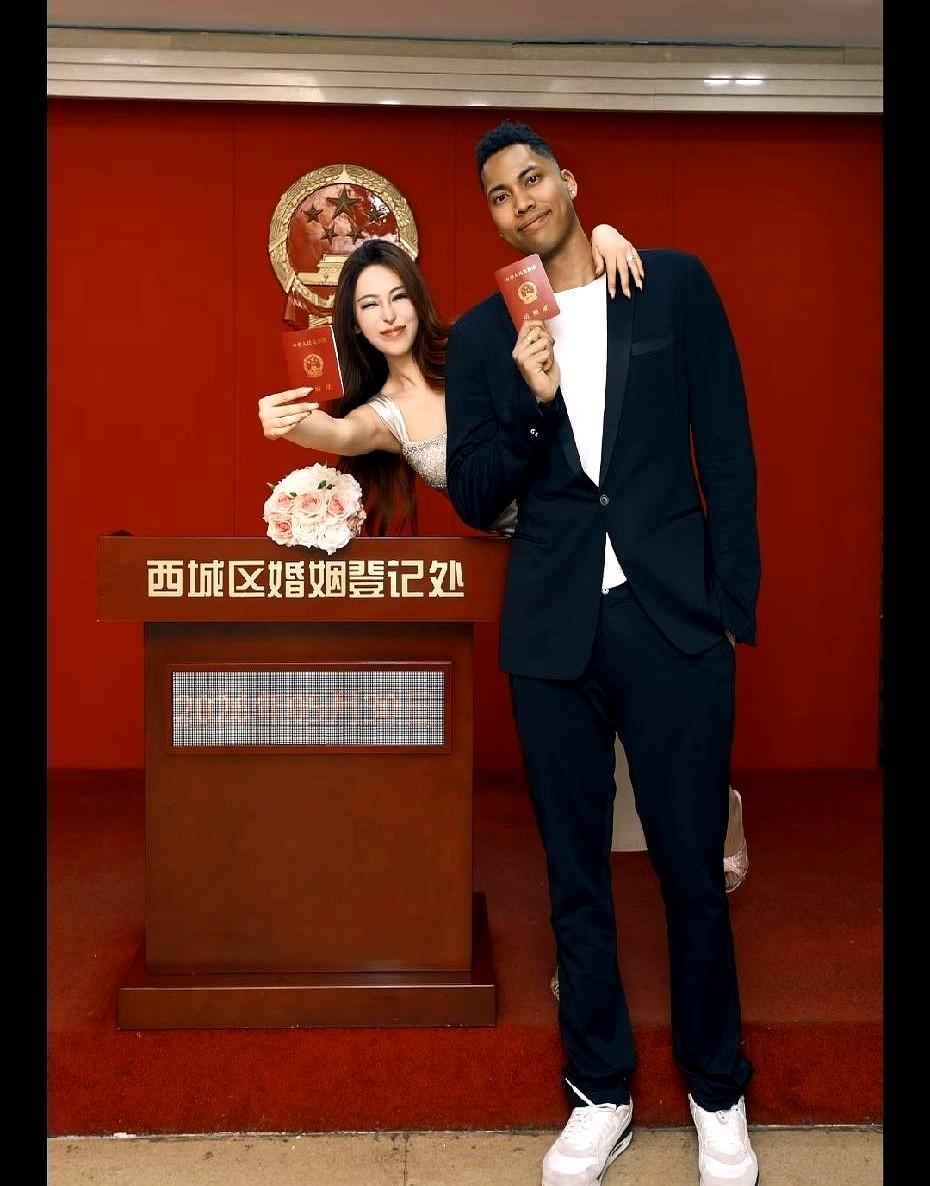 没想到这个北京土生土长的小伙邱天取得了一个这么漂亮肤白貌美的
他进了国青队，是男
