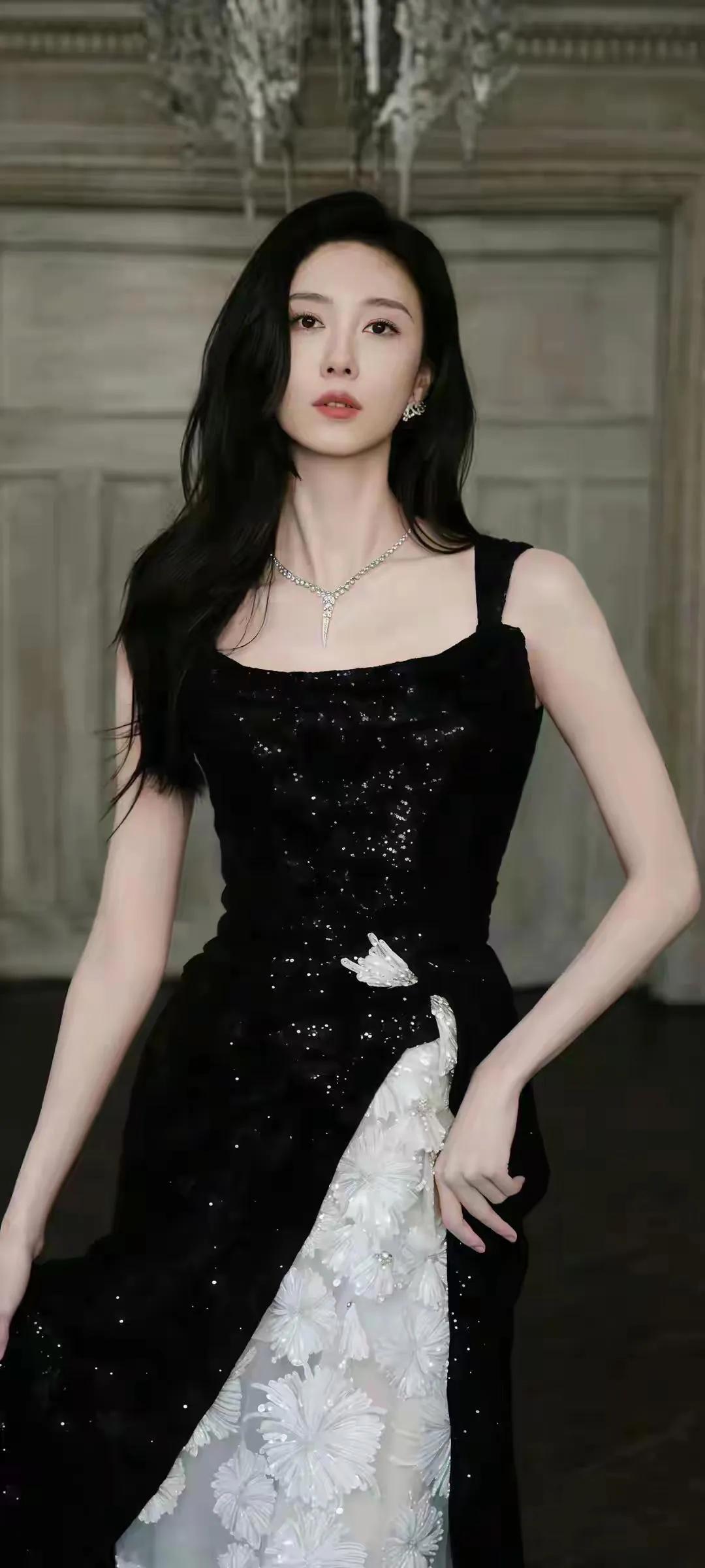 优雅黑裙，闪耀细节，尽显奢华魅力