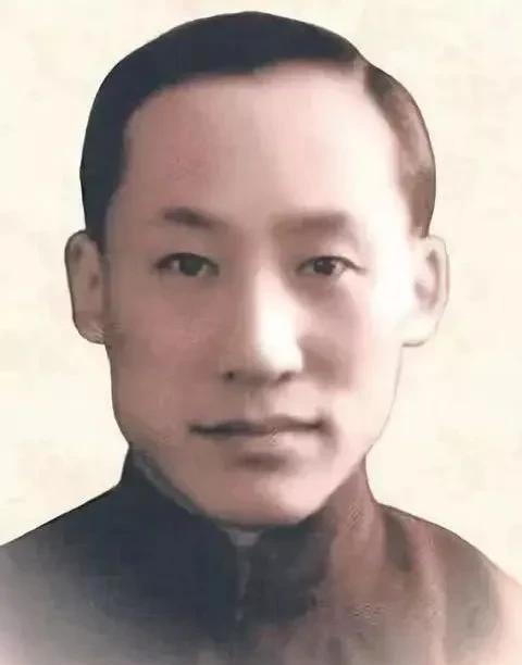 一天，钱三强被一衣衫褴褛、身材佝偻的乞丐拦住，他卑微地说：给我三块钱吧，钱三强正