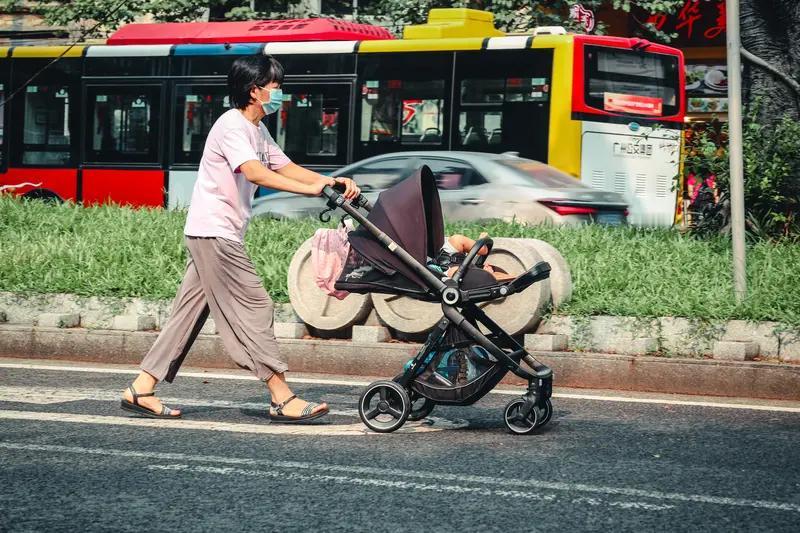 幸福就是在平淡日子里，有家人的陪伴、亲友的牵挂，能感受清晨草木香、午后暖阳、黄昏