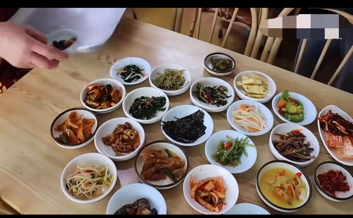 难怪韩国明星体验当餐厅的洗碗工，会洗碗洗到崩溃，这么多咸菜，明明可以放在一个大的