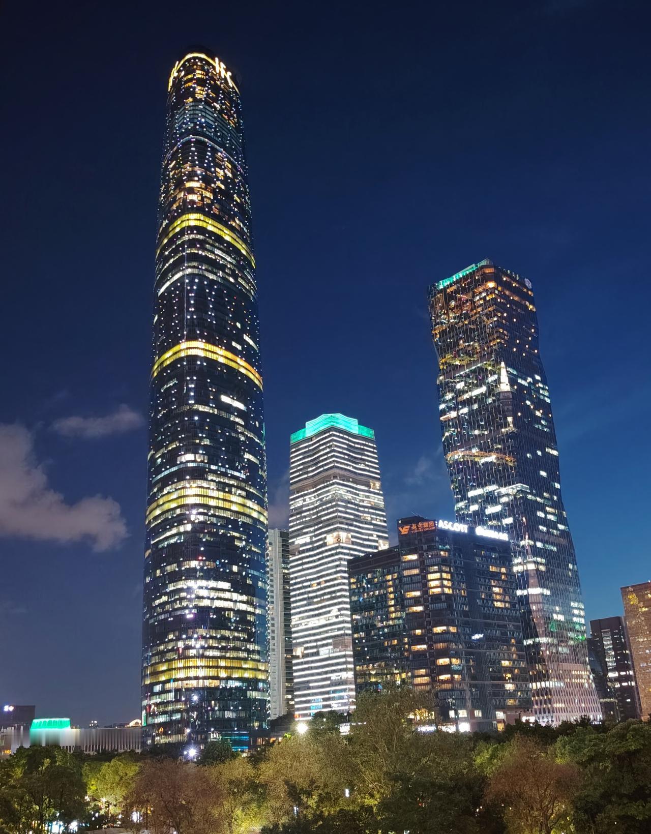 看看这两栋楼，就能猜到这座城市的繁华，友友能猜到这是哪个城市吗？这是哪两栋楼？