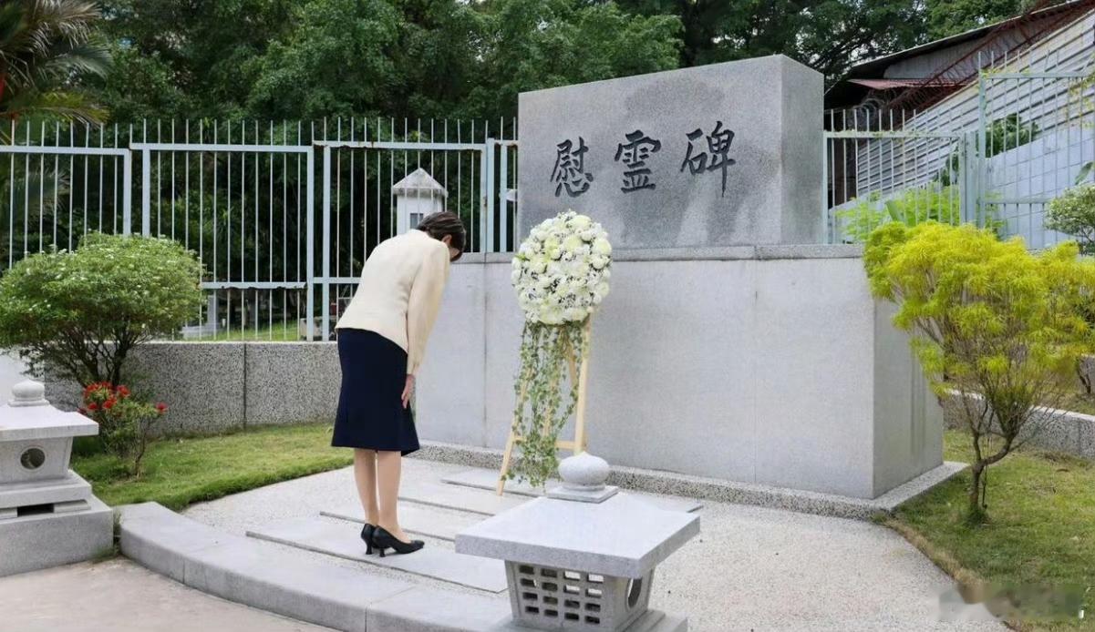 10月份，高市早苗访问马来西亚的时候，去拜谒了当地埋葬日本兵的“慰灵碑”。
马来