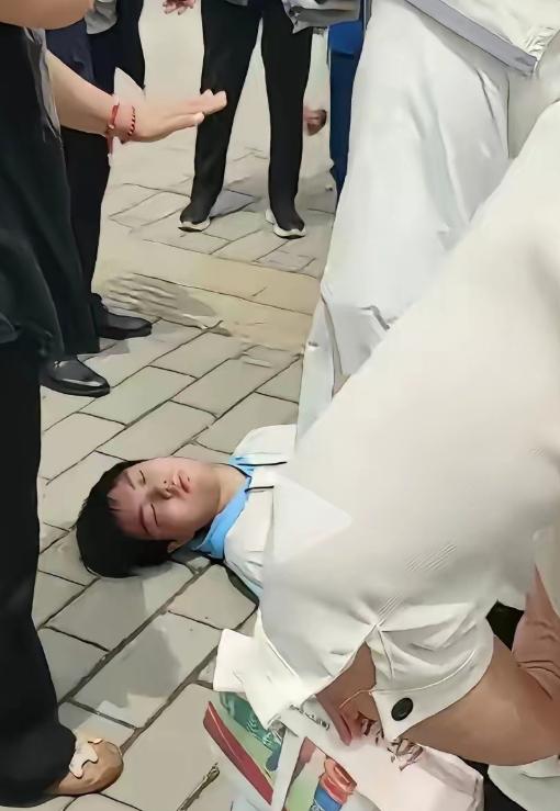 图个啥？6月9日下午，一名高考生考完最后一科，一时冲动尝试后空翻庆祝，坚硬路面加
