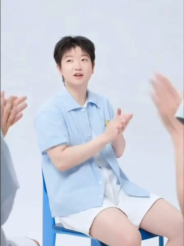 我对着这个live图笑了几分钟了。孙颖莎知道自己特别适合做幼教嘛？