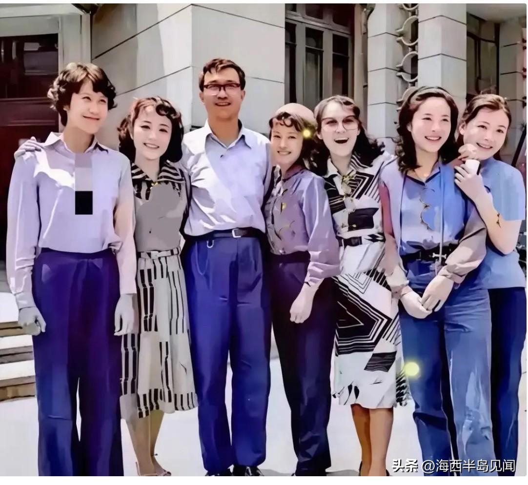 1982年，导演谢晋与六位当年红遍全国的女艺术家的一张珍贵的合影。她们风华正茂，