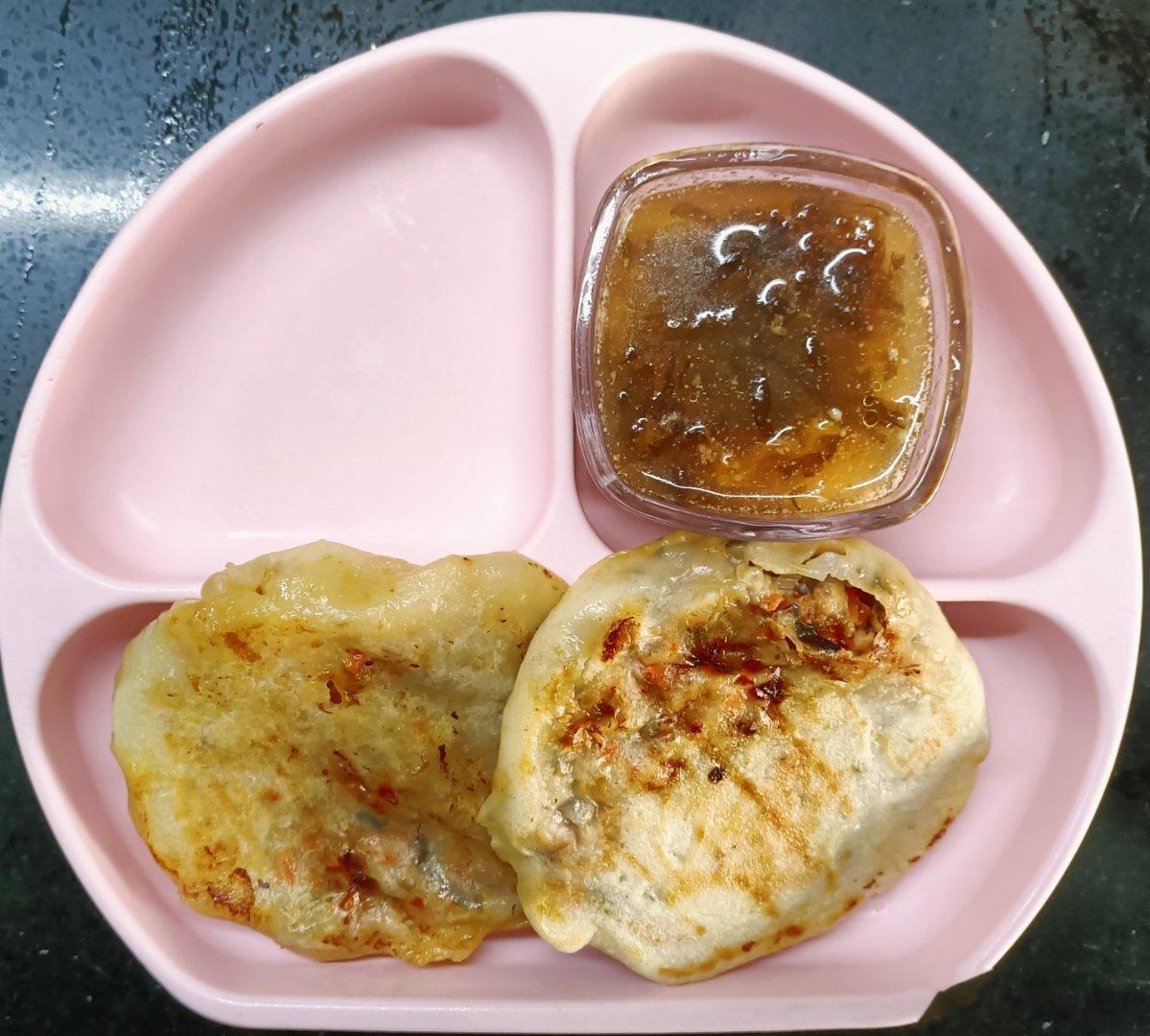 #糖糖的饭饭##科学育儿营养护航# 昨天午餐：胡萝卜木耳猪肉鲜虾馅饼，番茄紫菜奶