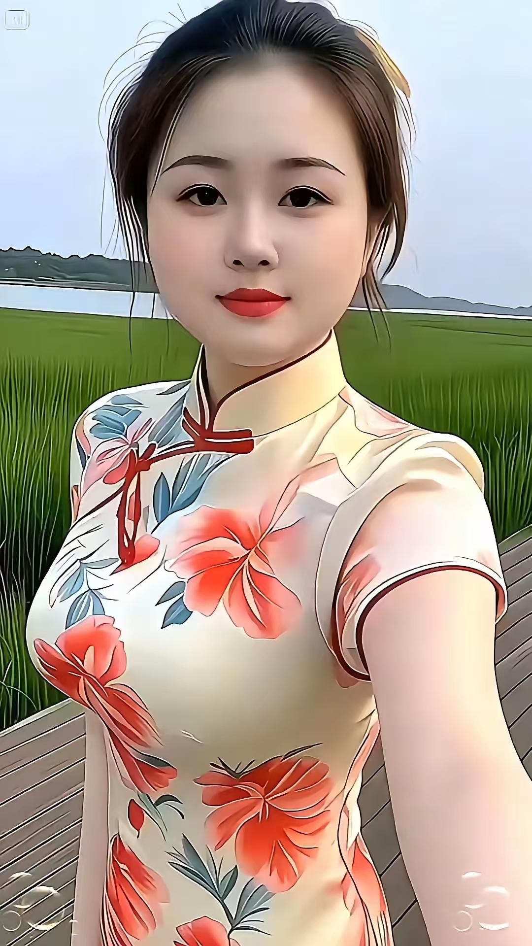 清江引·夏日旗袍美人
青枝翠影炎夏漫，
佳丽旗袍灿。
云鬓韵添娇，
杏眼波含盼。