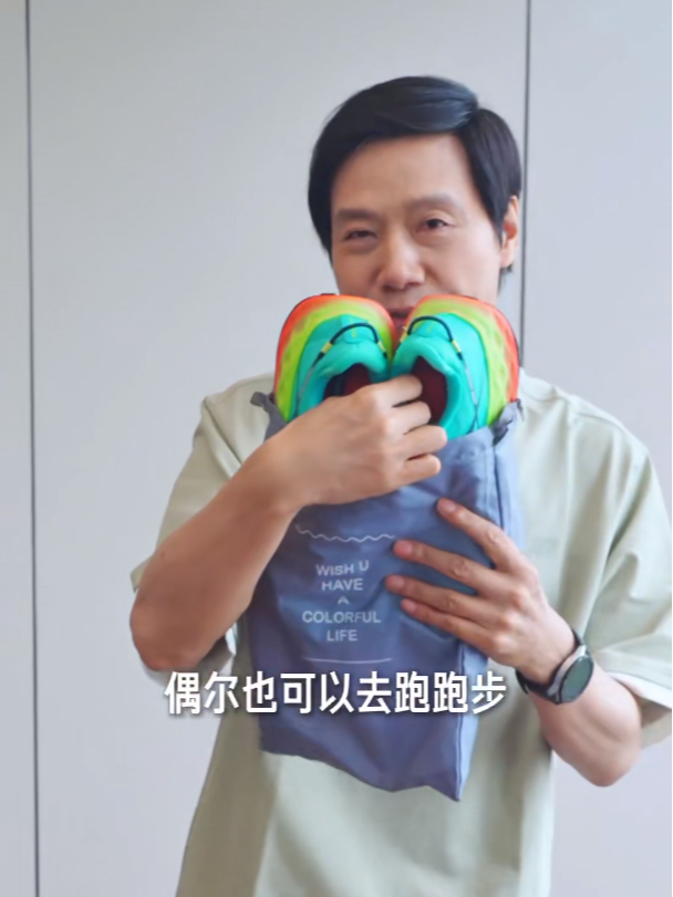 有谁知道雷军出差巴黎，带的跑步鞋是哪个么[发芽] ​​​