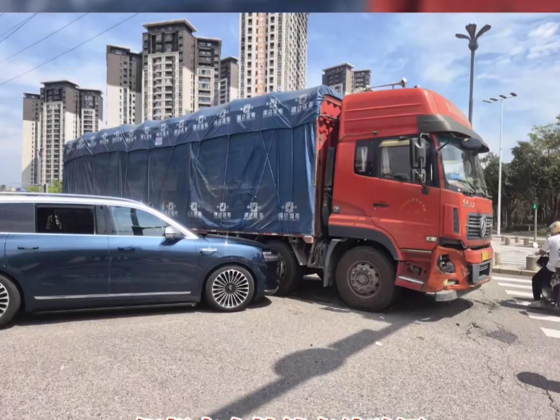 网友发的红绿灯路口发生的车祸照片，看状况只是轻微碰撞，可以判断双方车速都不会太快