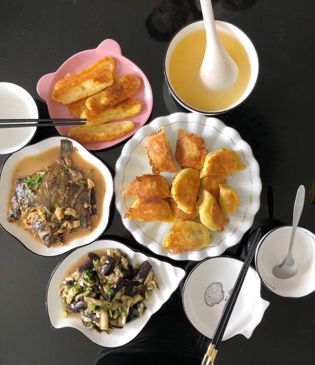 人间最踏实的幸福，从来不是山珍海味，而是一餐桌家常热菜，三餐四季，岁岁相伴。烟火