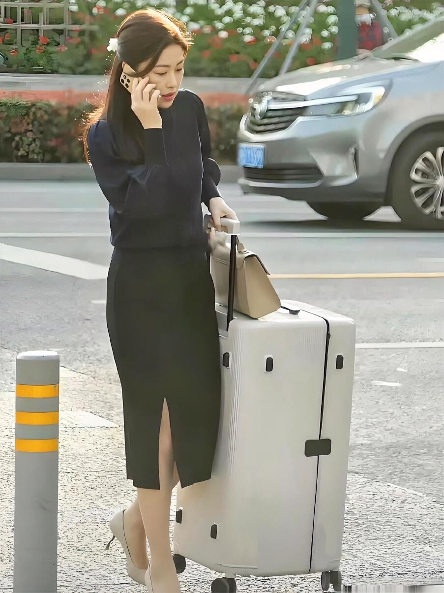 上海路边偶遇朱珠，真人很一般，个不高但说话很温柔 ​​​ 我新发布的内容被官方推