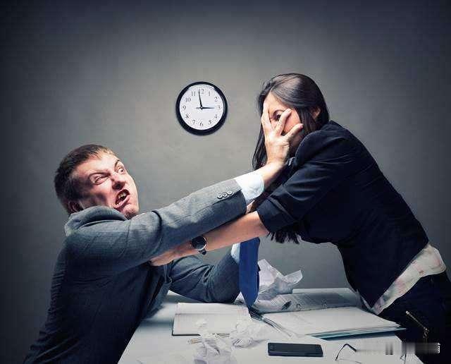 我带着孩子去公司加班，儿子不小心把领导茶杯打碎了，领导二话不说打我儿子一耳光，领