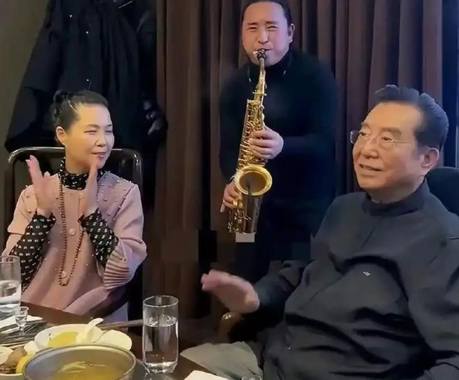 前不久，我国殿堂级歌唱家李双江携小娇妻梦鸽与朋友聚会，谈及自己的艺术生涯，显得有