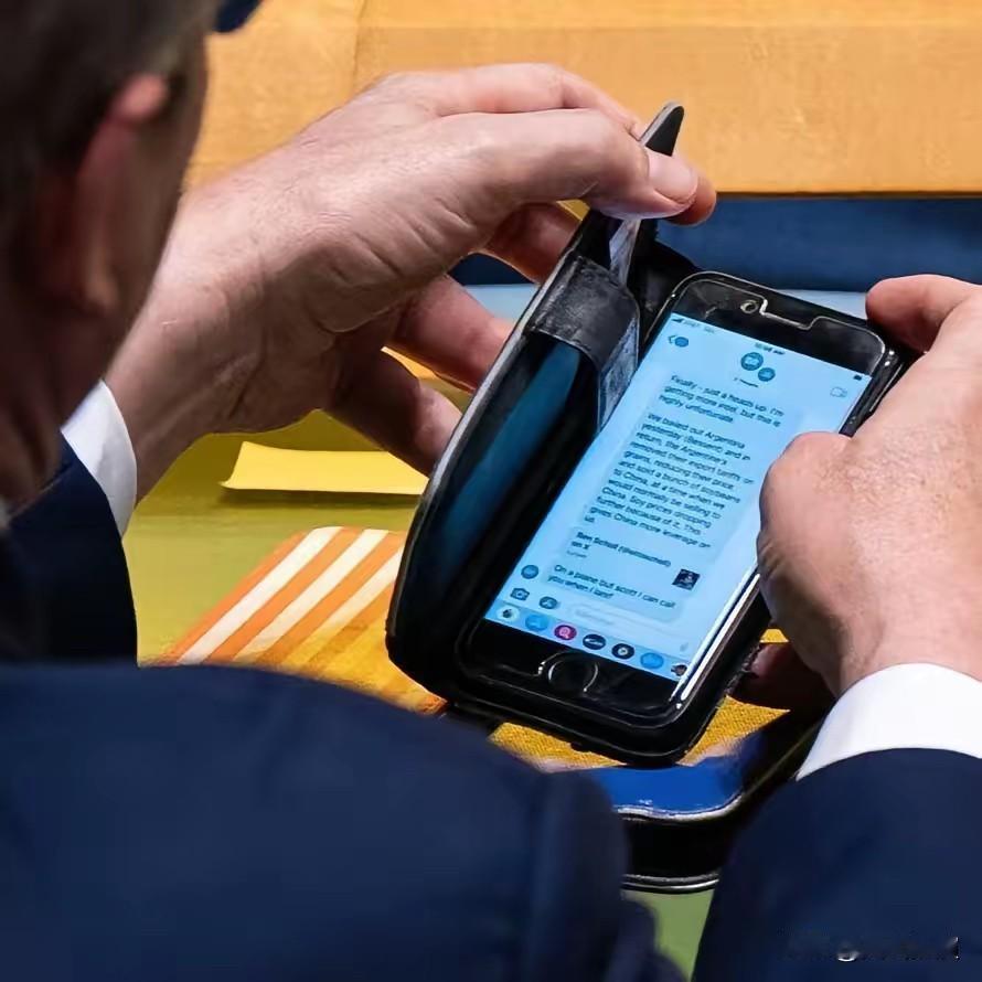 美国财长斯科特·贝森特日前在联合国参加会议，被摄影记者拍到阅读一则农业部长罗林斯