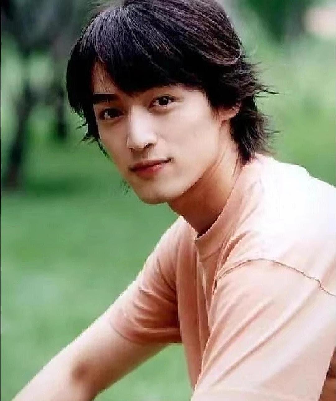 胡歌高中旧照杀疯了！
这颜值根本没长过！
青涩感直接拉满
眉眼干净得像画里走出来