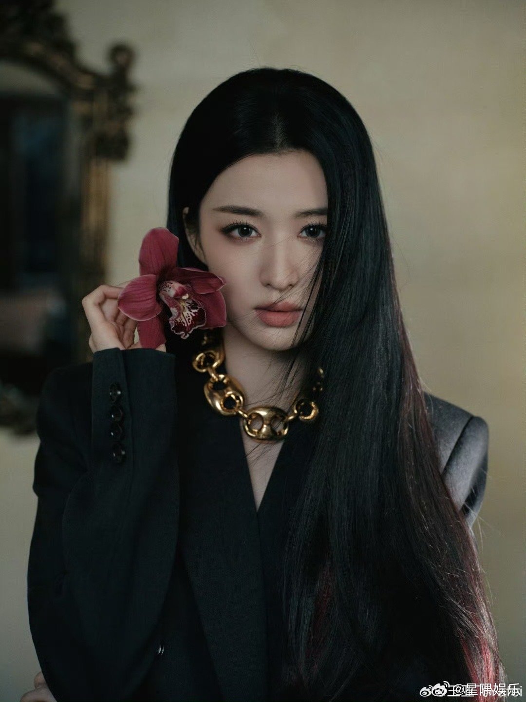 王楚然刘亦菲都画了烟熏妆，挺神似的 