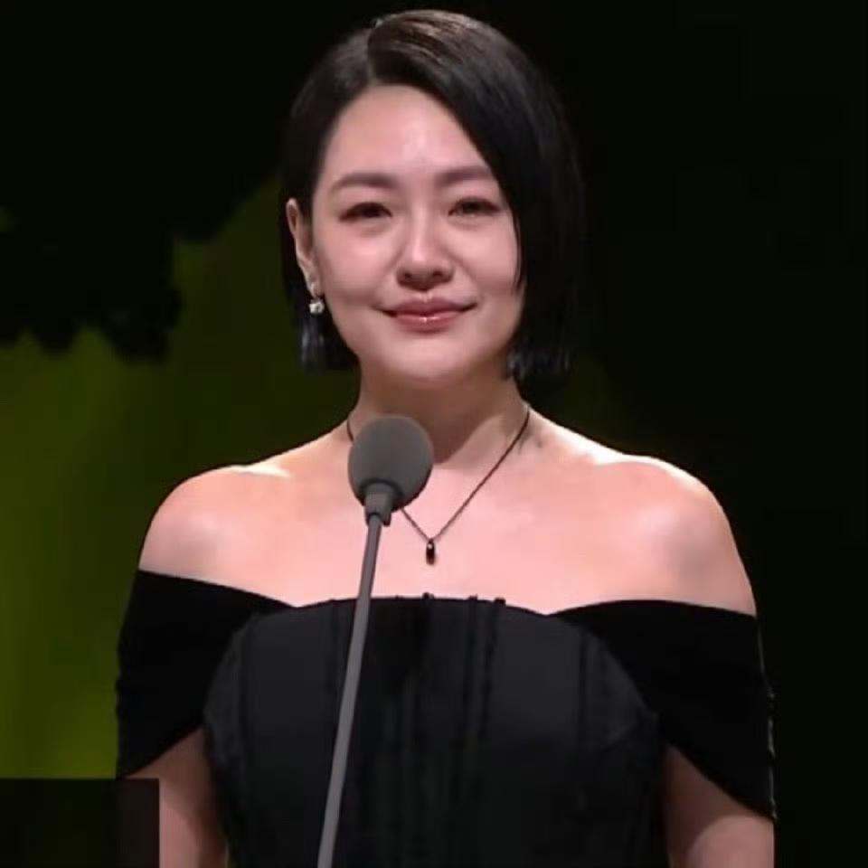 小S首次亮相
看上去老了10岁
脖子上戴的项链是由大S的骨灰制作而成
据说是具俊