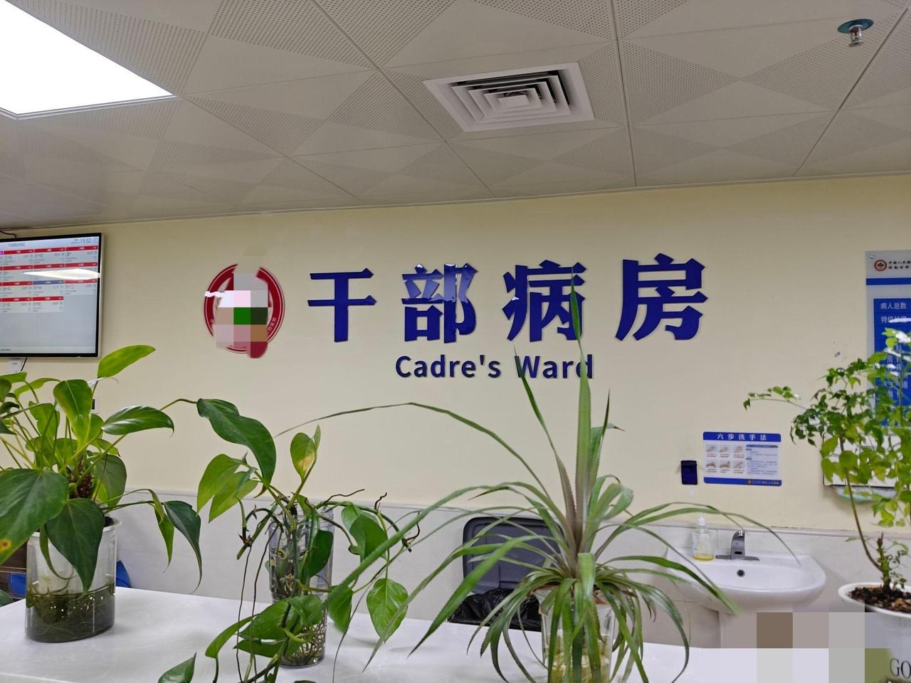 这个世界真的公平吗
 
我们总在追问：这个世界真的公平吗？
 
一个快要饿死的穷