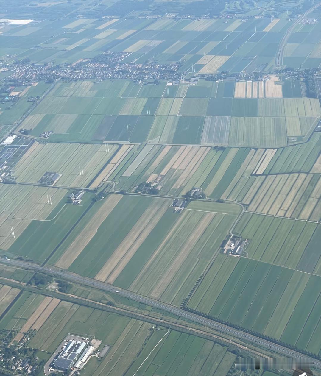 🇳🇱荷兰人是有强迫症吗
怎么能把田地弄得这么直啊！！！！
	
路过欧洲其他国