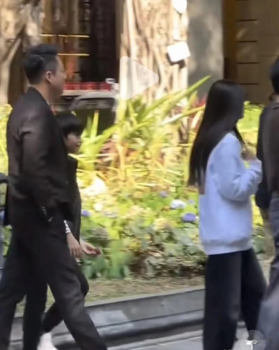 2月2日，汪小菲和马筱梅带玥儿和箖箖来到了广州游玩。
小玥儿一身休闲装，长发飘飘