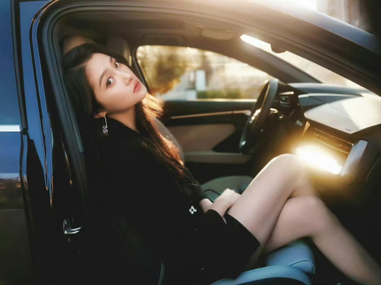 恭喜关晓彤又喜提一辆新车，有娱媒拍到了关晓彤工作结束后，和朋友一起开着新买的车逛