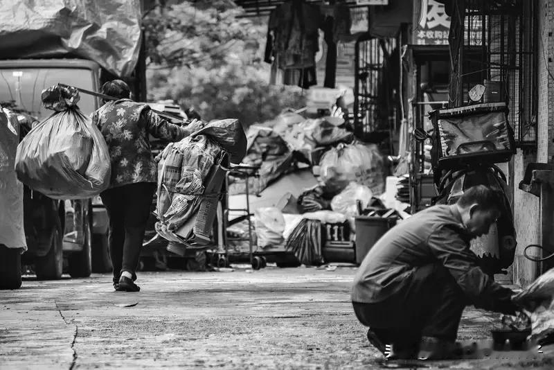 一个穷人要想翻身光靠打工可行吗? 一个穷人光靠打工翻身，难呐！打工收入往往比较固