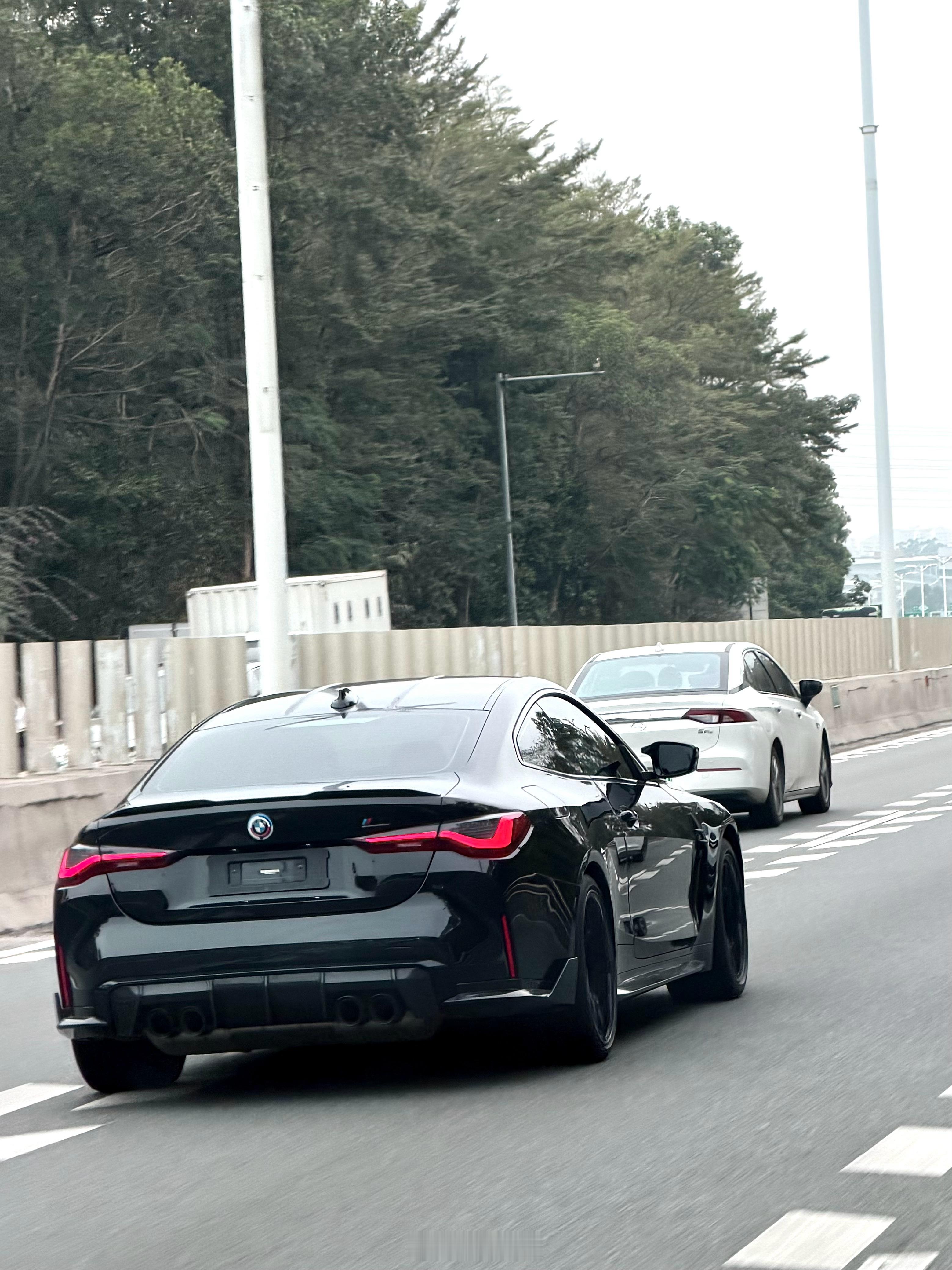 我想跑上去跟他说：兄弟，我好馋你的车