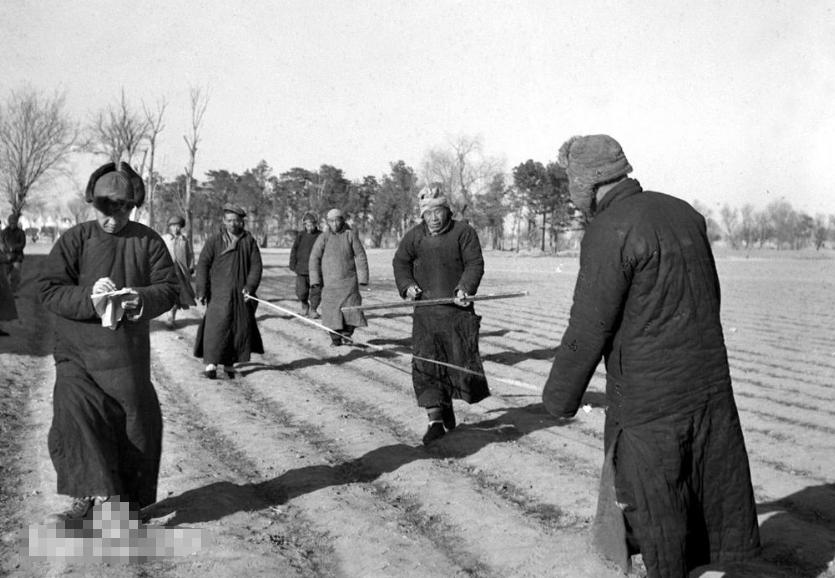 1955年，一名地主被枪决处死，他的妻子抱着不满1岁的孩子在夜里逃命。时光过去3