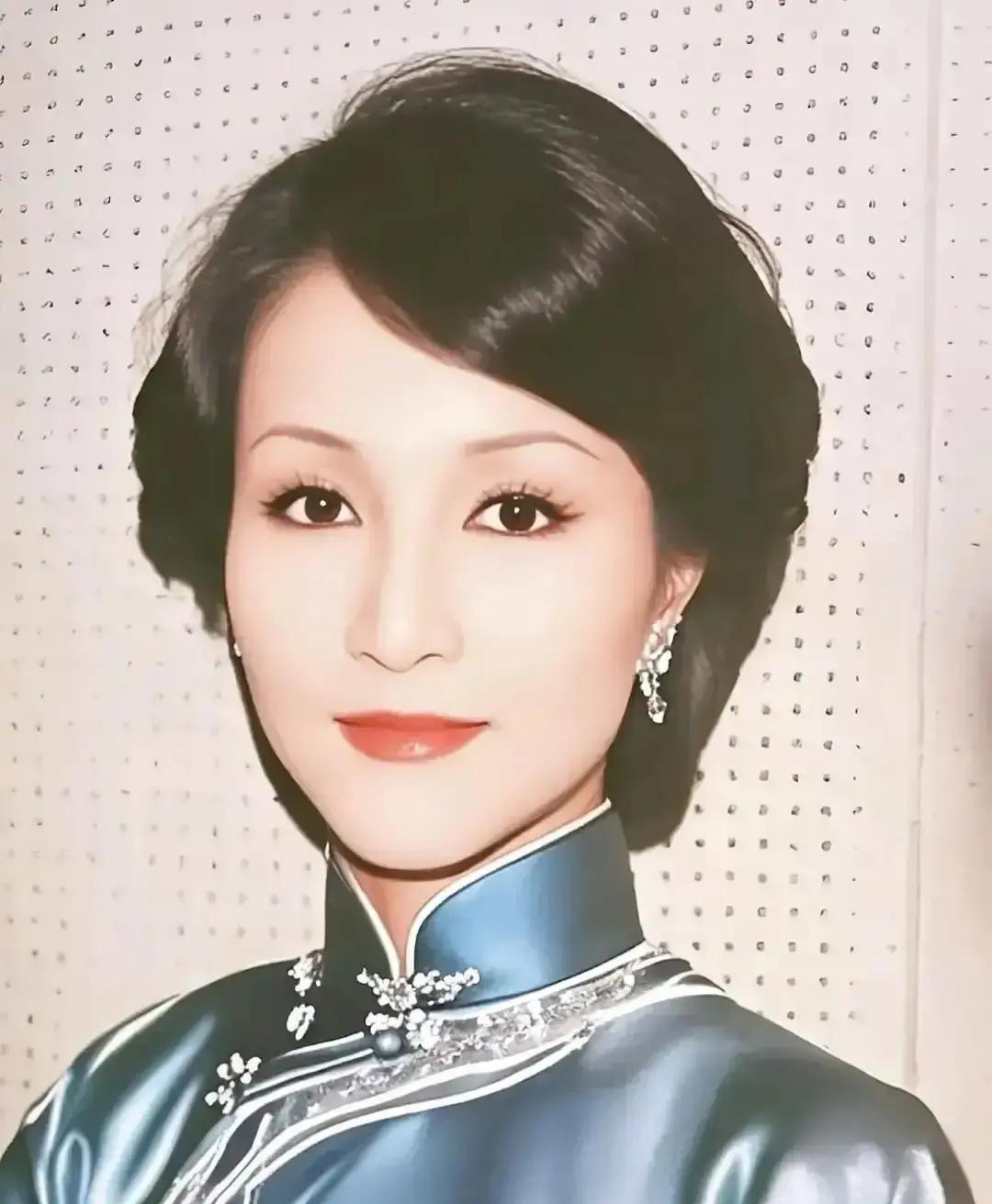 1995年，狄波拉跟谢贤离婚，没要他一分钱，反而主动接下了他那堆麻缠的赌债。她要