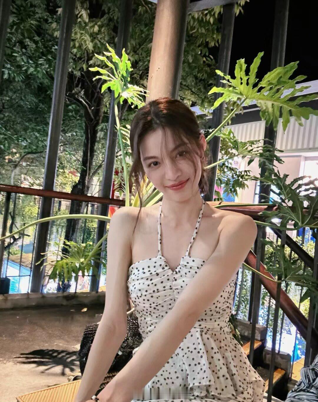 钟楚曦在自己美丽的脸上鼓捣什么呢 谁还没看钟楚曦的春日妆容vlog！从底妆到细节