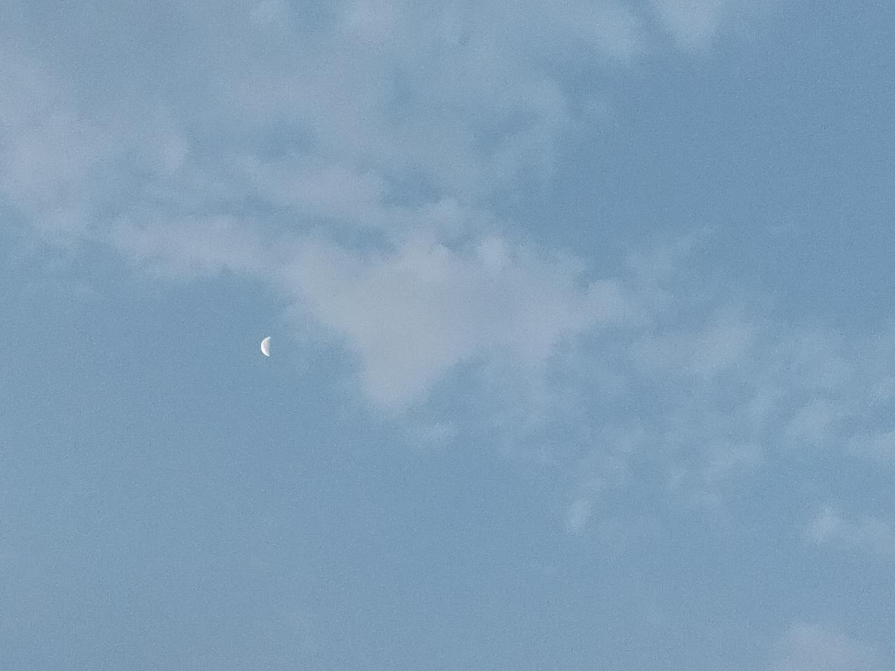 雲追月！