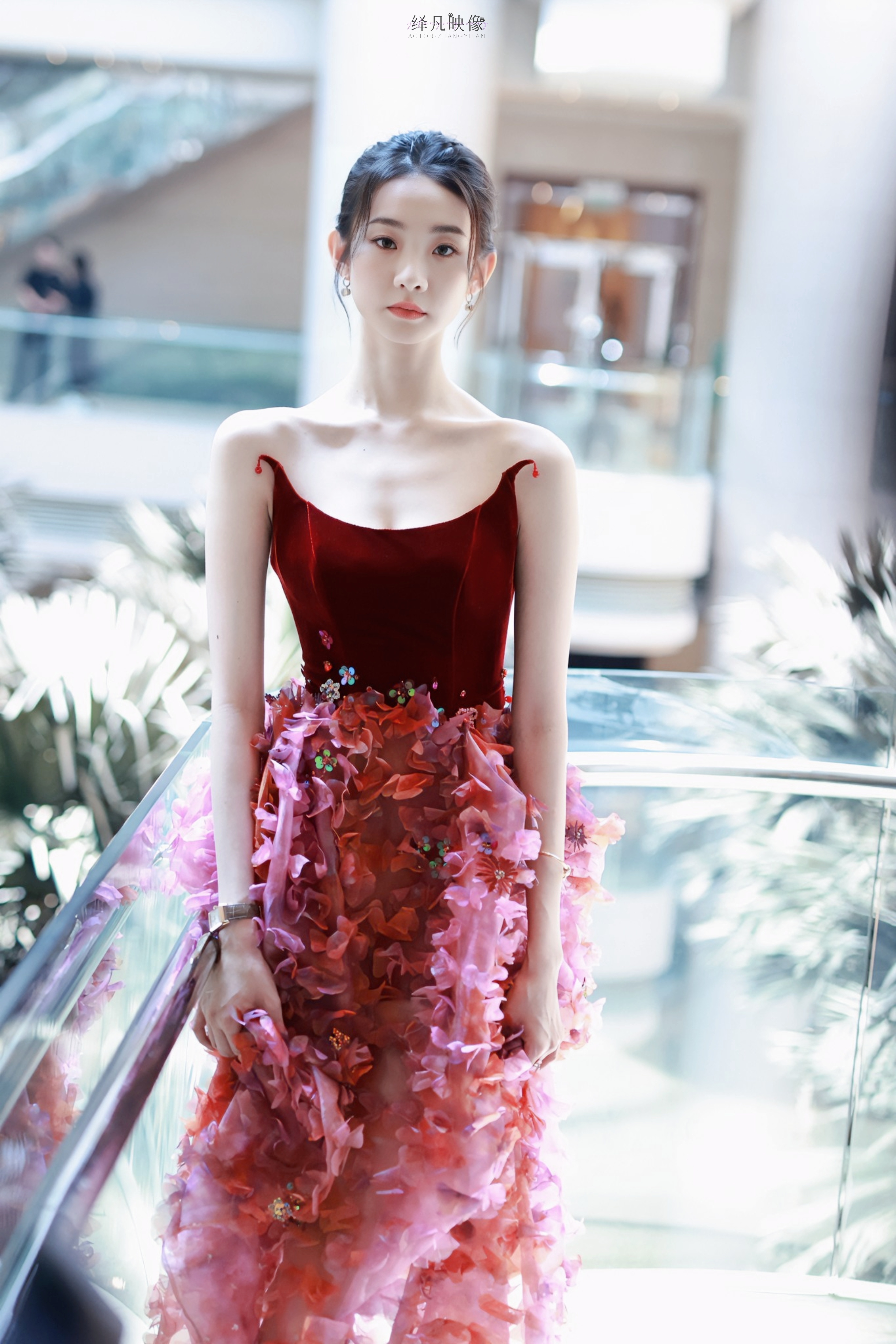 张艺凡上海国际电影节造型~一袭红色抹胸花朵裙，明艳动人，笑容治愈~[彩虹屁]​​