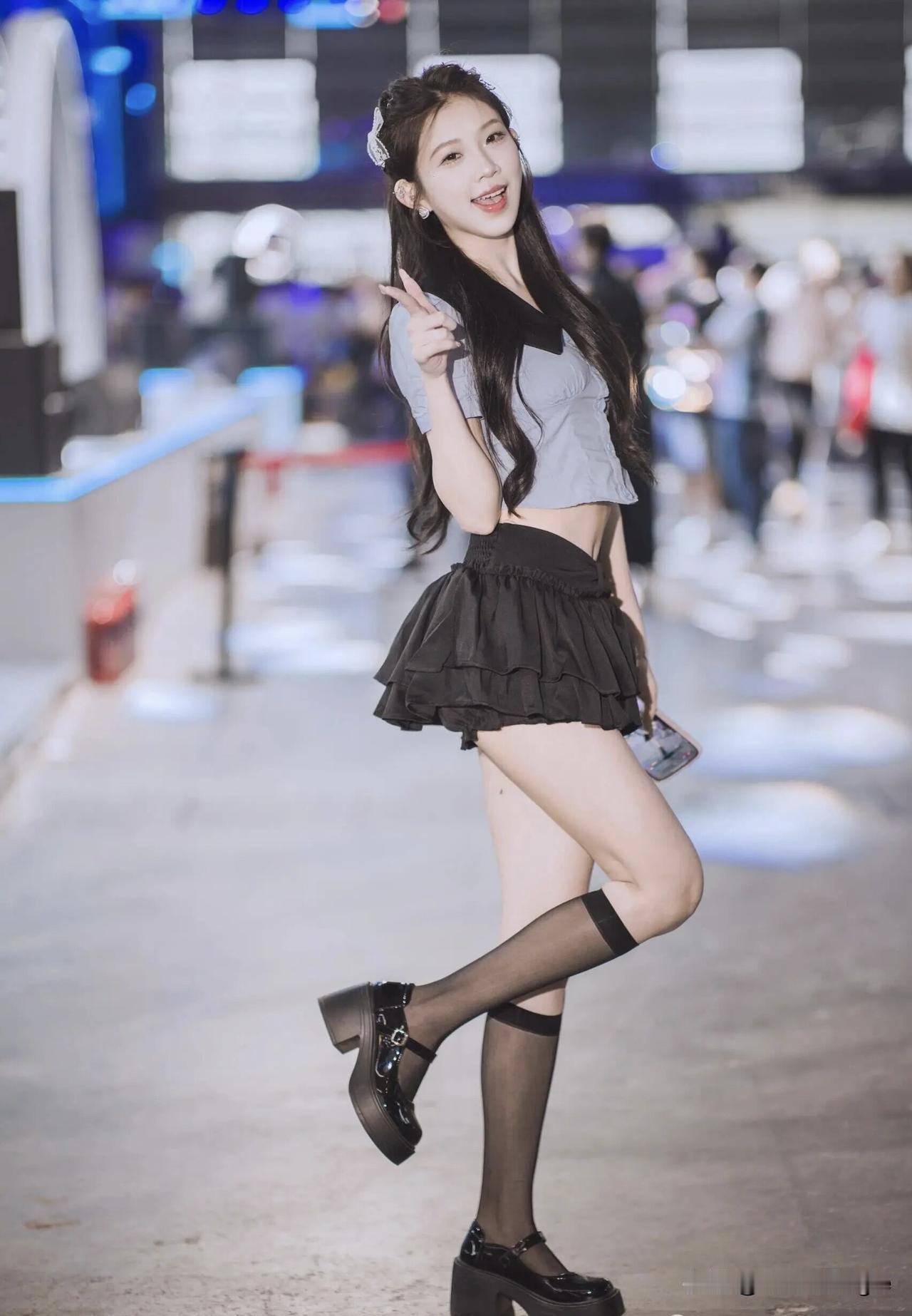 元气少女在街头，甜美与酷炫并存！💖✨